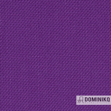 Paarse wollen stof Select 65116 met verfijnde reliëfstructuur, toont elegante licht- en schaduweffecten, geschikt voor meubels.