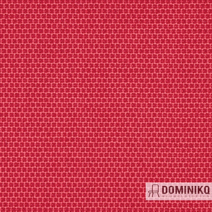 Dieprode meubelstof met geometrisch patroon en fijne structuur, geïnspireerd door ambachtelijke kunst, ideaal voor elegant interieurontwerp.