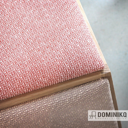 Detail van de stof Tempt met gemêleerd oppervlak in stoffig kleurenpalet, op houten oppervlak geplaatst.