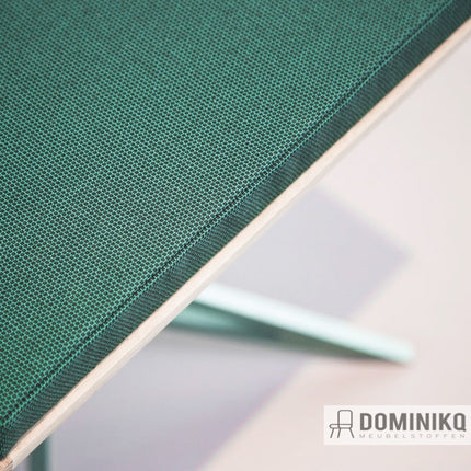 Groene stof van Gabriel Swing met levendig oppervlak en diep geometrisch patroon, geïnspireerd door ambachtelijke kunst en uniek materiaal.