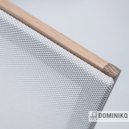 Detail van veelzijdige Gabriel Web mesh-stof in elegante grijstinten, met luchtige uitstraling en uniek reliëfeffect op houten frame.