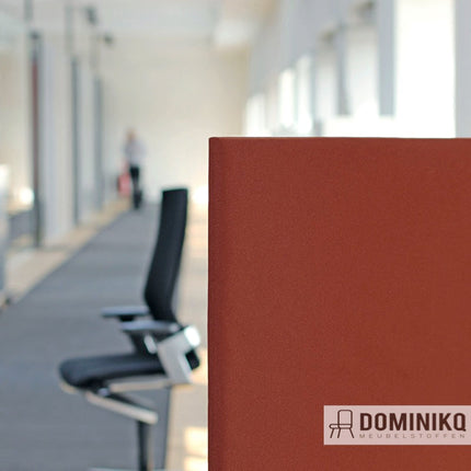 Ruimte met moderne stoffering en een voorbeeld van Twist stof in een warme kleur, ideaal voor veelzijdige verticale toepassingen.