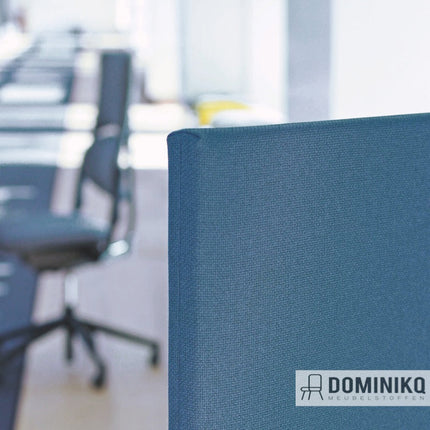 Blauw Twist Melange stof op verticale oppervlakken, ideaal voor stoffering met goede stretch en elasticiteit, kantoorsetting.