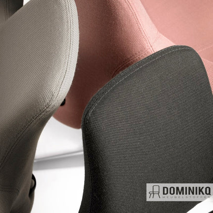 Twee stoelen bekleed met Gabriel Select wollen stof in grijs en roze, benadrukken de elegante reliëfstructuur en kleurvariatie.