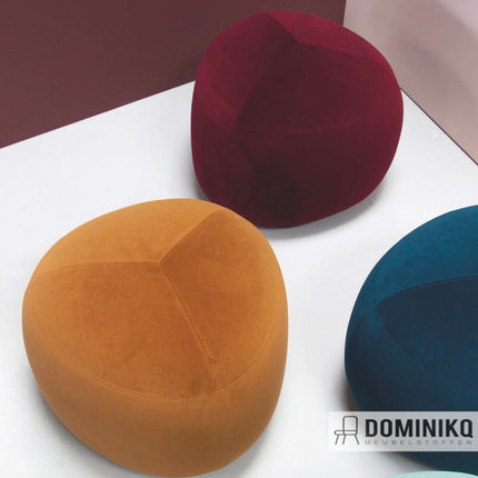 Velvet stoffen poefjes in rijke kleuren rood, goud en blauw, perfect voor residentiële en commerciële interieurstijlen.