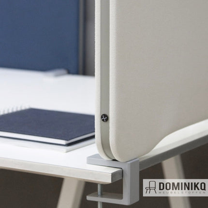 Wit polyester scherm van Thrill stof met elegante textuur, geschikt voor moderne kantoorinrichtingen.