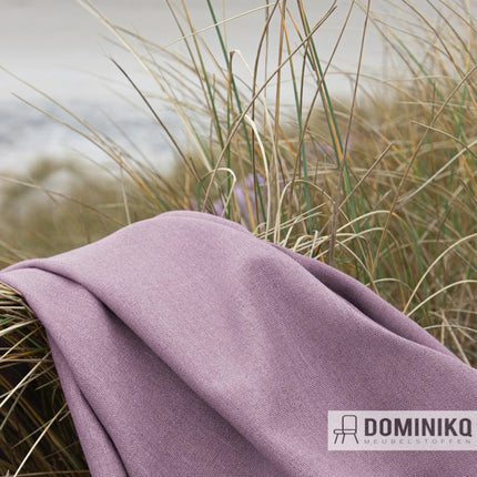 Moderne vintage stof Connect met mat metaaleffect, in natuurlijke omgeving met gras, ontworpen voor veelzijdigheid en stijl.