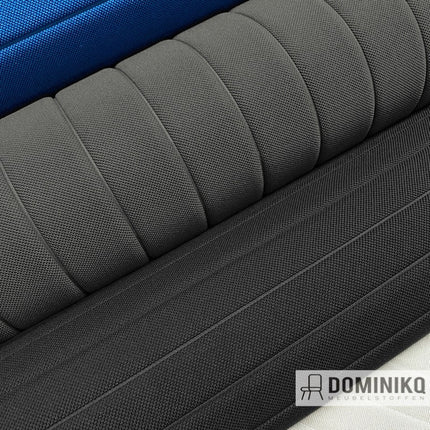 Close-up van Atlantic Stripe 40 stof met brede 3D-strepen in grijs en blauw, polyester met schuimkern en jersey achterkant.