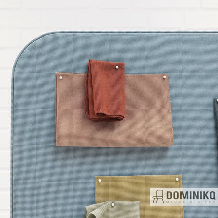 Stofstalen van Lamina met rasterstructuur, in diverse kleuren bevestigd aan een paneel, geschikt voor akoestische absorptie in interieurs.