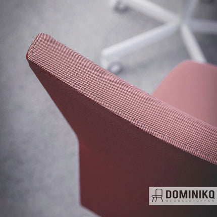 Close-up van roze stoel met ruitpatroon stof, geschikt voor moderne en klassieke interieurs, inspiratie uit Go Check collectie.