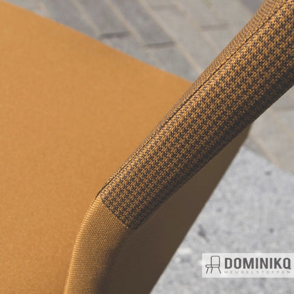 Close-up van stoelleuning met Gabriel Go Couture stof met pepita-ruitmotief in bruin, gemaakt van milieuvriendelijk Trevira CS.