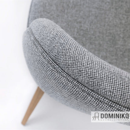 Stoel bekleed met Gabriel Nobel-stof, volumineuze textuur in lichtgrijs, ideaal voor luxe interieurs. 100% wol, exclusief ontwerp.