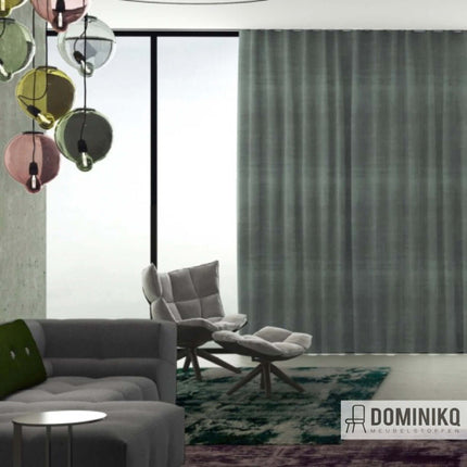 Linnen gordijn in indigo kleur van Kendix, elegante vintage uitstraling, binnen een moderne woonkamer. Vanaf 5 meter 10% korting mogelijk.