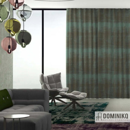 Luxe woonkamer met retro lichtarmatuur en De Ploeg gordijnen in Indigo linnen. Stijlvolle zithoek met modern meubilair.