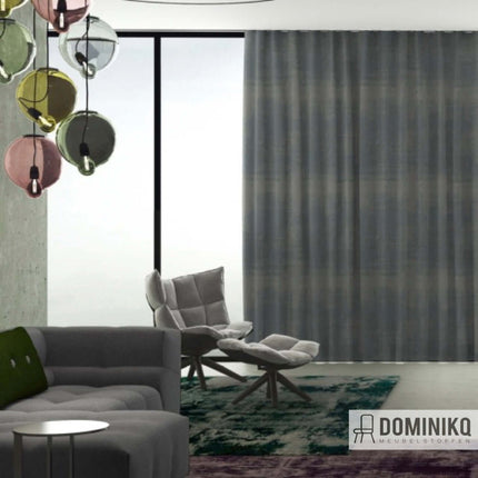 Luxe woonkamer met vintage uitstraling en gordijnen van Kendix indigo linnenstof. Perfect voor natuurlijke elegantie. Nu 10% korting vanaf 5 meter! Dominikq