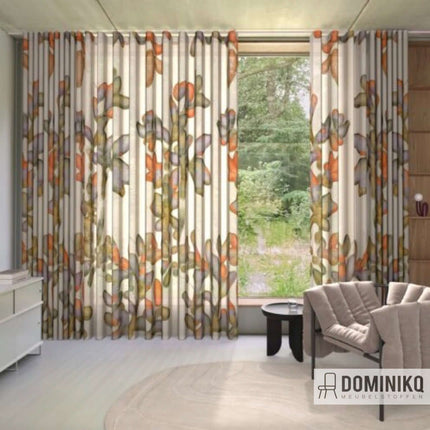 Gordijn van Galena stof van Kendix, De Ploeg, met microscopische takken en bladeren in een moderne woonkamer.