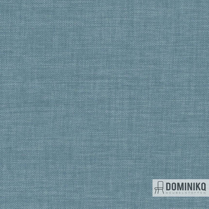 Stof Holden Kendix van De Ploeg in blauw met natuurlijke uitstraling en effen structuur, OEKO-TEX-gecertificeerd, ideale kamerhoge gordijnstof.