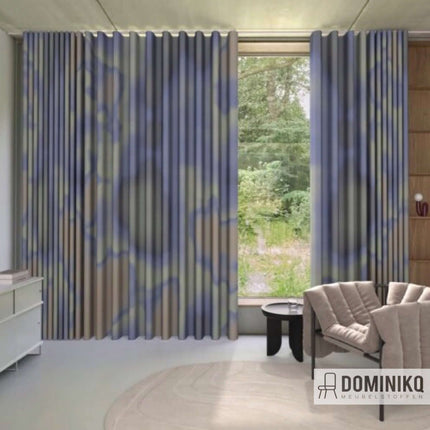 Gordijnstof Fluor van De Ploeg en Kendix met wolkachtige patronen in een interieur, met uitzicht naar de groene buitenomgeving.