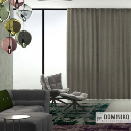 Luxe semi-transparante gordijnen Kendix Luster in moderne woonkamer, ideaal voor kamerhoge toepassingen. Vanaf 5 meter 10% korting beschikbaar.