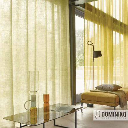 Moderne woonkamer met semi-transparante Luster gordijnen van Kendix, elegante linnenmix voor luxueuze uitstraling. Vanaf 5 meter 10% korting.