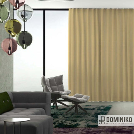 Elegant beige Luster-gordijn, semi-transparant linnenmix van De Ploeg. Luxe uitstraling voor kamerhoge inrichting. Dominikq meubelstoffenspeciaalzaak.