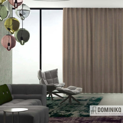 Moderne woonkamer met De Ploeg Kendix Luster gordijnen, elegante linnenmix in rustige tint. Ideaal voor kamerhoge toepassing.