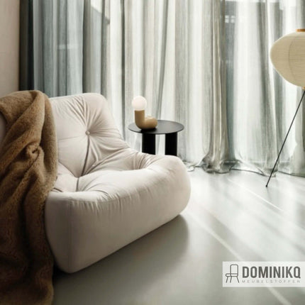Lichte woonkamer met semi-transparante gordijnen van Refine by De Ploeg en Kendix, zachte fauteuil en stijlvol interieurontwerp.