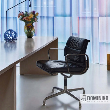 Moderne kantooropstelling met zwart leren stoel, bloemenvaas en gordijnen van De Ploeg Kendix Ombre; nu met 10% korting vanaf 5 meter.