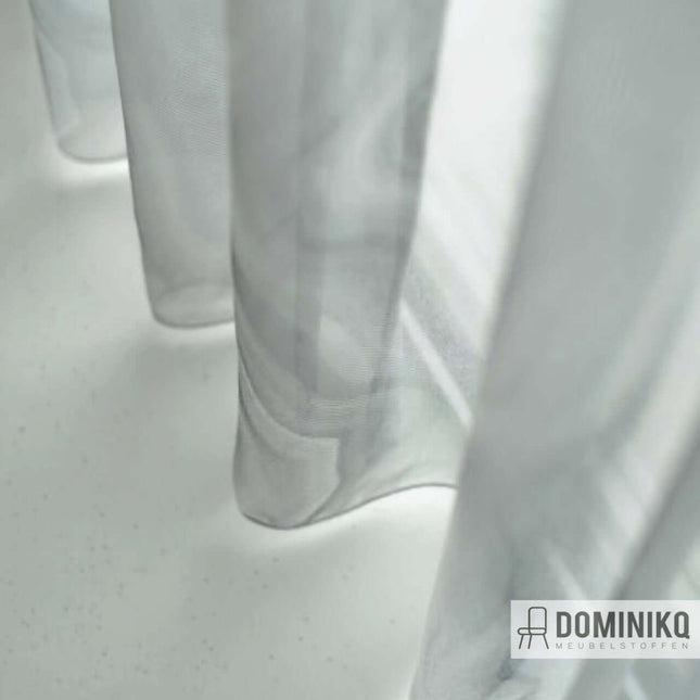 Jacquard geweven gordijnen Kwik van Kendix met metallic effect en natuurlijke tinten, subtiele beweging. Dominikq meubelstoffen logo zichtbaar.