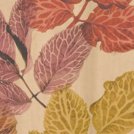 Herba gordijnstof met kleurrijk bladerenpatroon van Kendix, De Ploeg. Perfecte balans tussen stijl en functionaliteit.