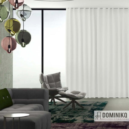 Kamerhoge witte gordijnstof Mundo van Kendix, De Ploeg in moderne woonkamer. Subtiele glans en verduisterend effect voor privacy.