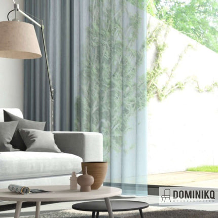 Transparante Mizu gordijnstof van De Ploeg - Kendix in woonkamer, biedt privacy en laat natuurlijk licht door. Vanaf 5m, 10% korting.