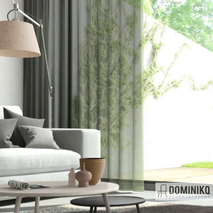 Transparante Mizu gordijnstof van Kendix, De Ploeg, met zachte textuur en subtiele glans in moderne woonkamer. Vanaf 5 meter 10% korting.