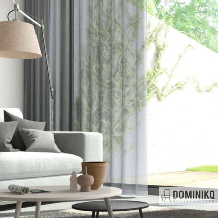 Transparante Mizu gordijnstof van Kendix, De Ploeg met natuurlijke textuur, subtiele glans en water-tinten in moderne woonkamer.