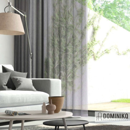 Transparante Mizu gordijnstof van Kendix in een moderne woonkamer, biedt privacy met behoud van licht. Vanaf 5 meter 10% korting!