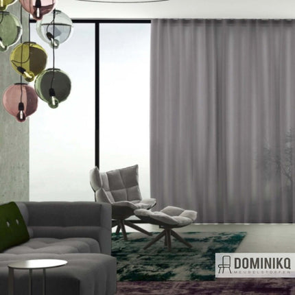 Transparante Mizu gordijnstof van Kendix, De Ploeg in woonkamer, met zachte textuur en subtiele glans. Privacy en lichtbehoud.