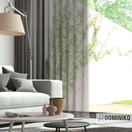 Transparante gordijnstof Mizu van Kendix met subtiele glans in modern interieur, biedt privacy en laat natuurlijk licht door.