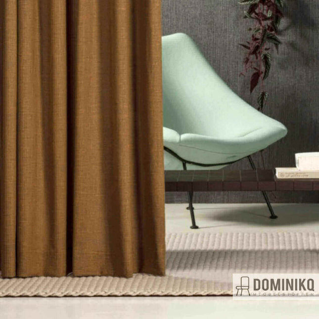 Unieke gordijnstof Ritu van Kendix met natuurlijke structuur, zichtbaar bij modern interieur. Vanaf 5 meter, 10% korting.