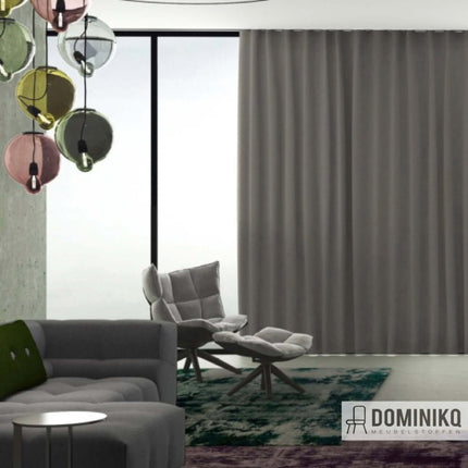 Gordijnstof Ritu van Kendix in woonkamer met moderne inrichting, combineert wilde zijdelook met subtiele tweekleurstructuur.