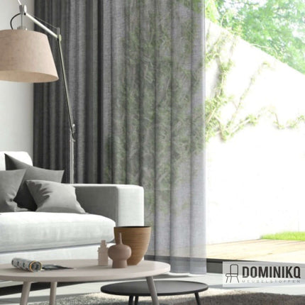 Elegante woonkamer met doorzichtige gordijnen van Kombu stof door Kendix, De Ploeg. Privacy en lichtinval combineren esthetiek en functie.