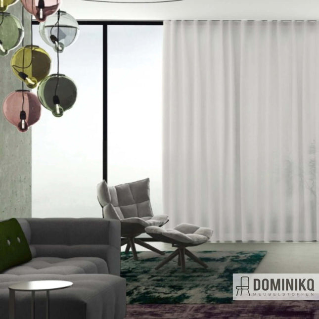 Luxe kamerhoge mineralen gordijnstof van Kendix, hangend in een stijlvolle woonkamer. Nu 10% korting vanaf 5 meter.
