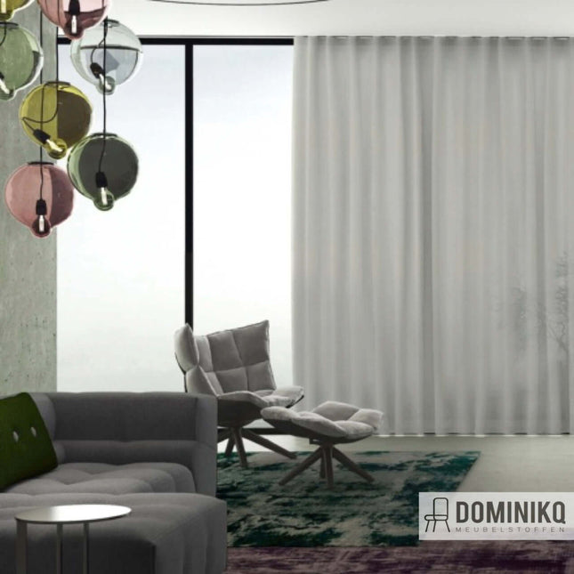 Luxe kamerhoge gordijnen van De Ploeg Kendix Minerals met verfijnde mineraalglans in moderne woonkamer met stijlvol interieur.