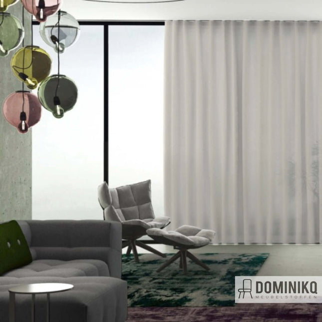Stijlvolle woonkamer met witte Minerals gordijnen van Kendix, De Ploeg, naast moderne meubels en kleurrijke hanglampen.