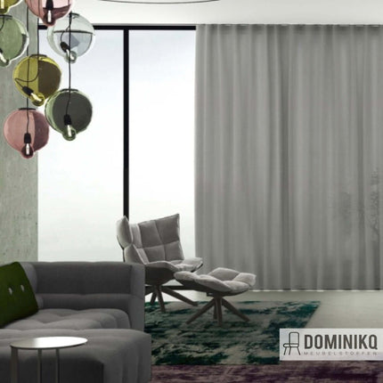 Stijlvolle woonkamer met luxe Kendix Minerals gordijnen, kamerhoge gordijnstof met subtiele glans, en modern meubilair.