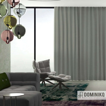 Stijlvolle Noon gordijnstof van De Ploeg en Kendix, 300 cm breed, toont een lichte en soepele val in een moderne woonkamer.