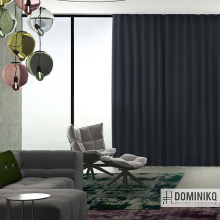 Donkerkleurige Noon gordijnstof van Kendix-De Ploeg met lichtechtheid, ideaal voor privacy en verduistering, afgebeeld in moderne woonkamer.