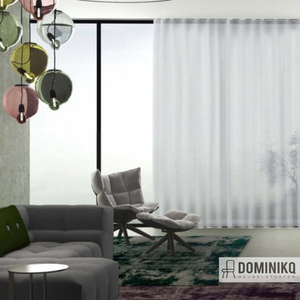 Moderne woonkamer met witte semi-transparante Racine gordijnstof van Kendix, De Ploeg, naast een stijlvolle fauteuil.