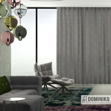 Stijlvolle woonkamer met Racine gordijnstof van De Ploeg, geïnspireerd op geoxideerd brons. Nu 10% korting vanaf 5 meter. Dominikq meubels.