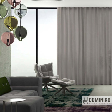 Woonkamer met Kendix Racine gordijnstof in subtiele glans, semi-transparant, kamerhoog. Elegant design met jacquardpatroon en textuur.