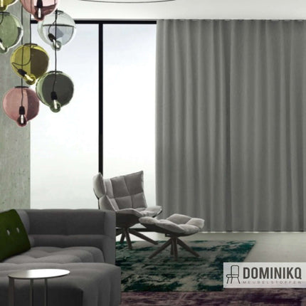 Verfijnde Ori gordijnstof van De Ploeg en Kendix met subtiele glans, 100% polyester, elegant opgehangen in een moderne woonkamer.